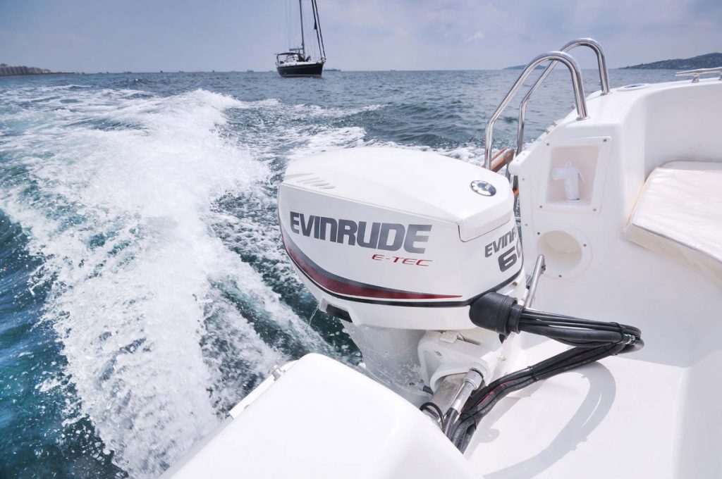 Лодочный мотор Evinrude 60 на моторной лодке